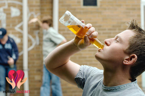 Подросток пьет пиво