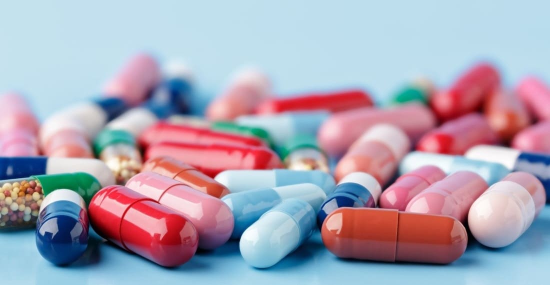 Разноцветные капсулы с лекарствами на столе