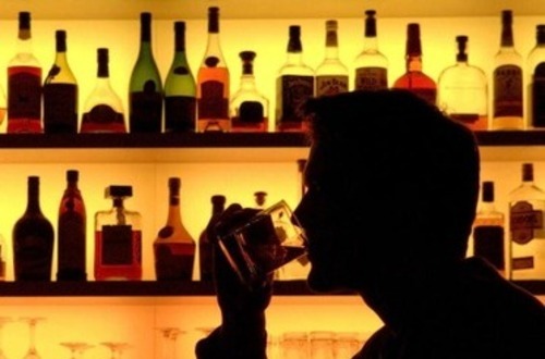 Силуэт пьющего мужчины в баре