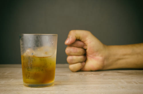 Рука и стакан с алкоголем